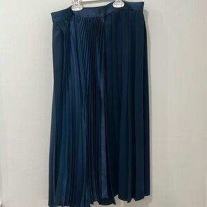 Navy two toned pleated midi skirt. Worn ONCE. Size 6